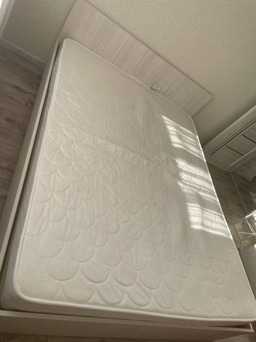 Кровать с матрасом