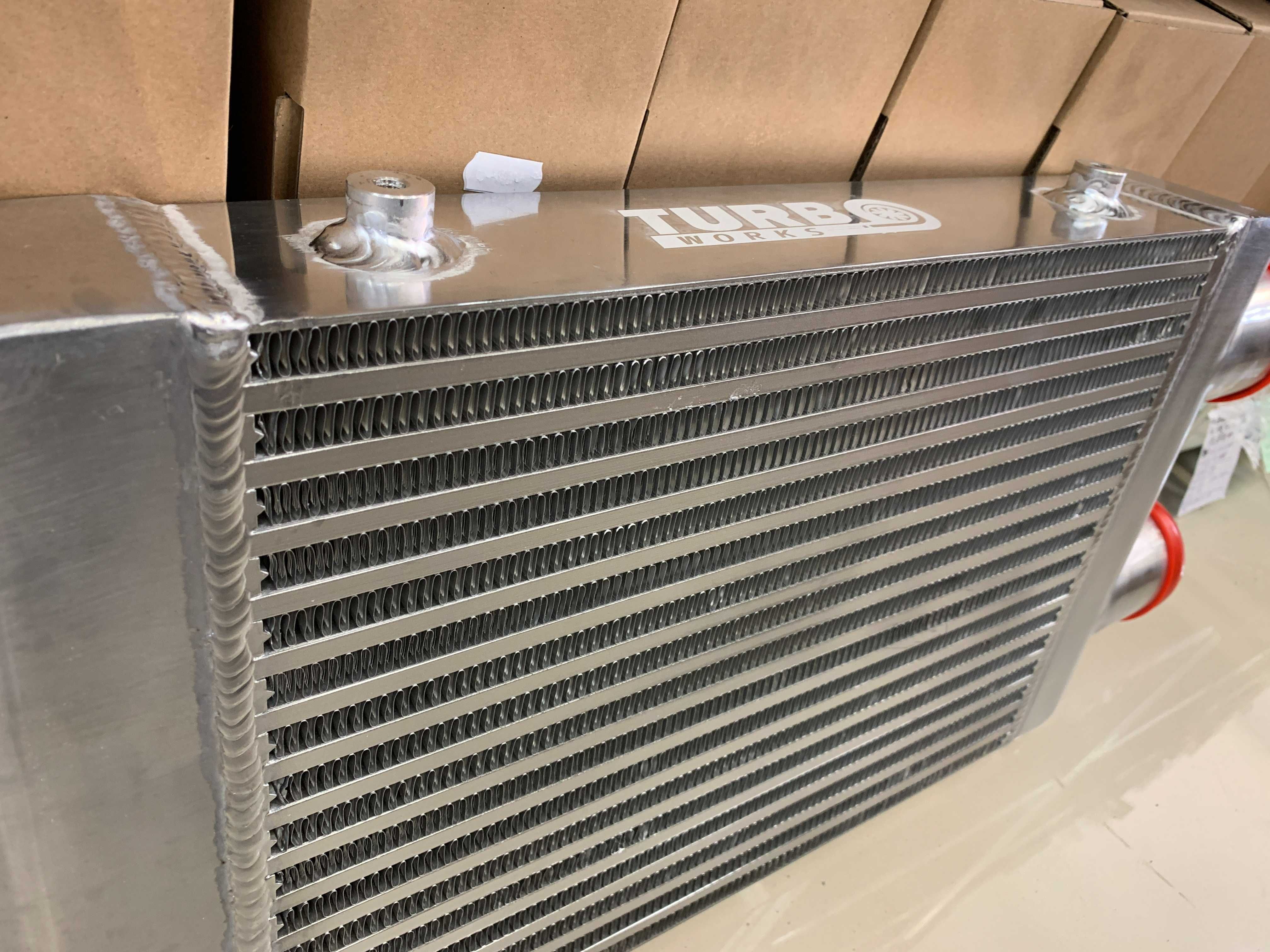 TurboWorks универсален интеркулер Intercooler 400x300x76 едностранен