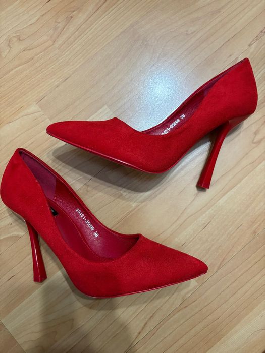 Красные  замшевые туфли