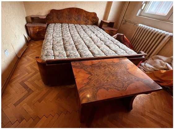 Set dormitor pat, măsuță și două noptiere din furnir de nuc natural