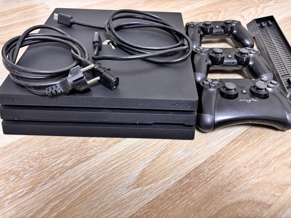 PS 4 PRO 1TB + 3 controlere + suport si incarcator + baterie