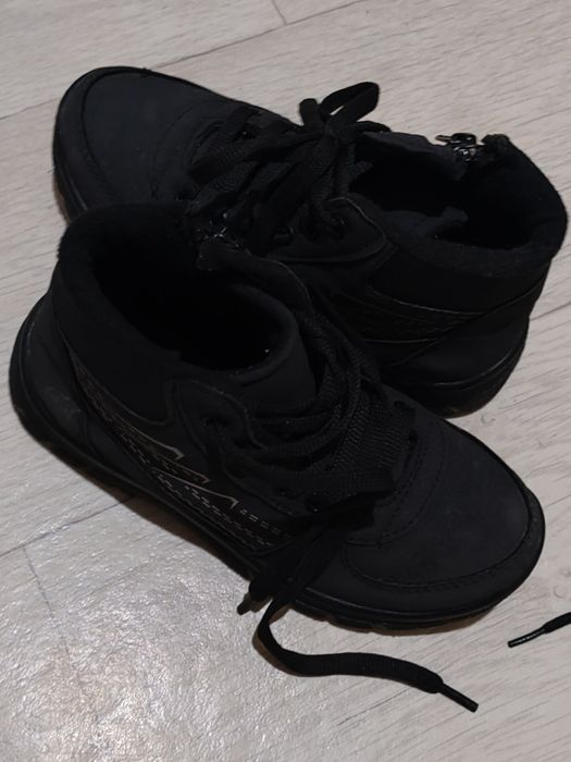 Продам ботинки детские и туфли