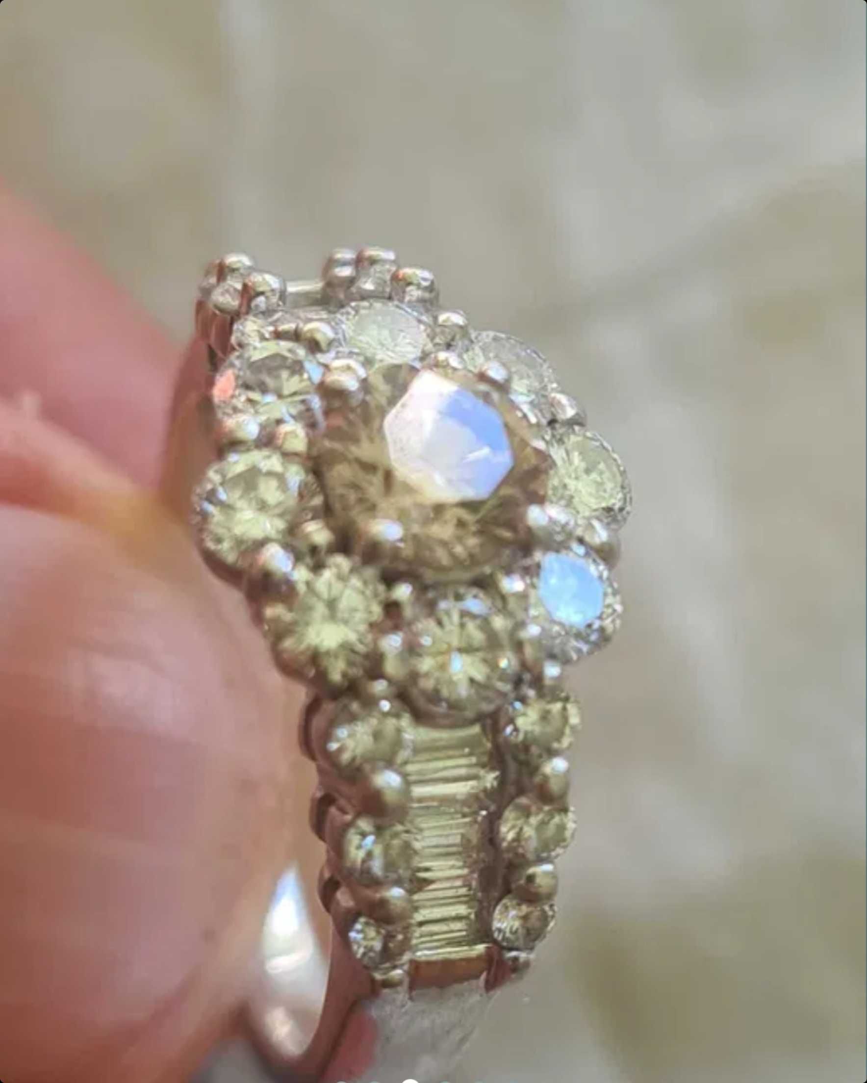 Inel de platina cu 1 pinky brownish diamond  + 20 diamante mai mici
