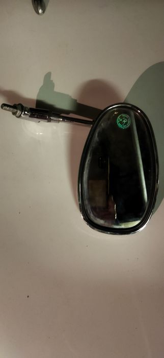 Большие зеркала для больших машин и одно маленькое зеркало