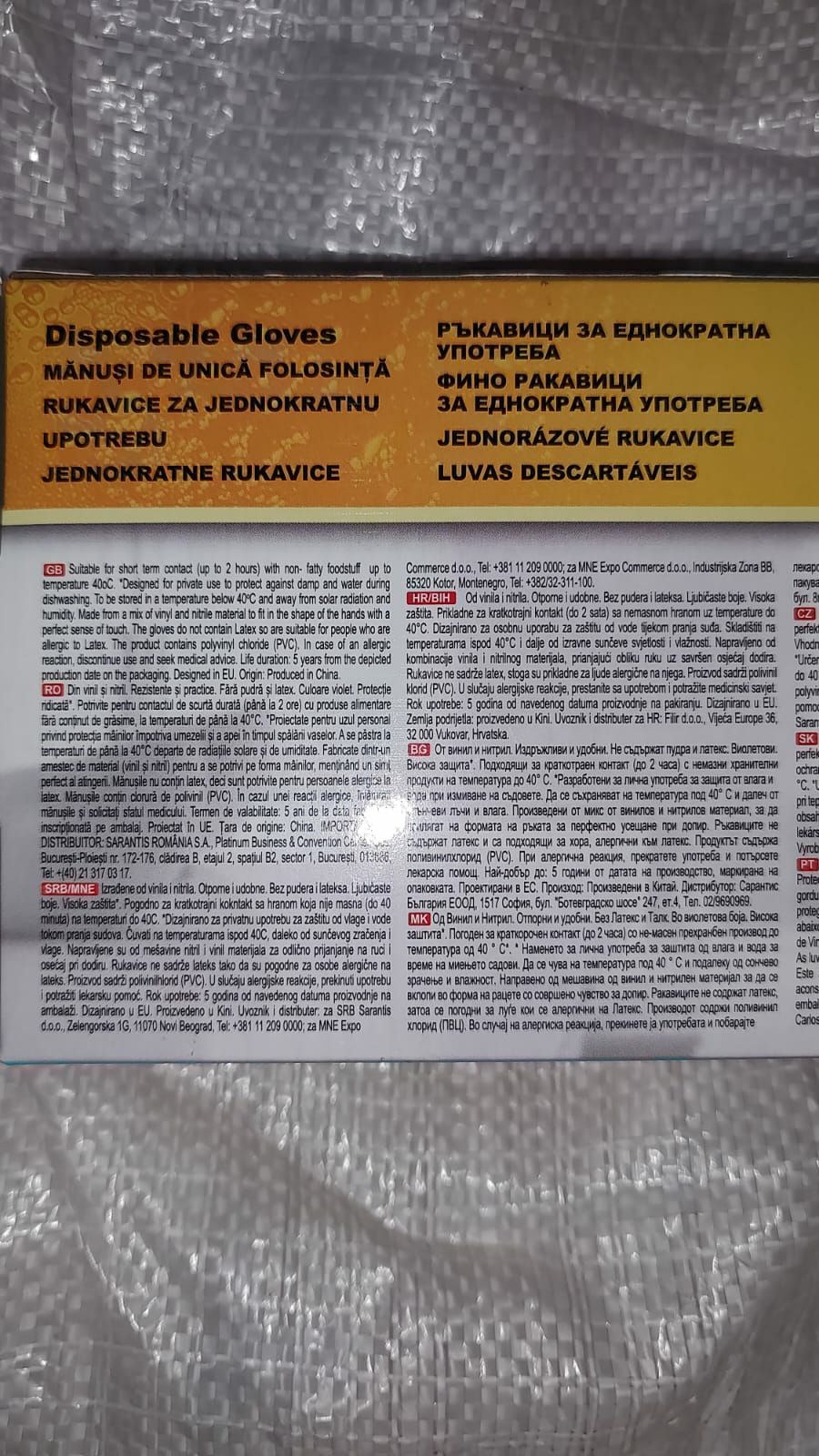 Vând o cutie cu 80 de mănuși violet din vinil și nitril, nepudrate