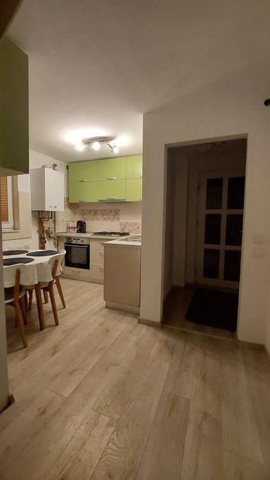 Inchiriez apartament la casa