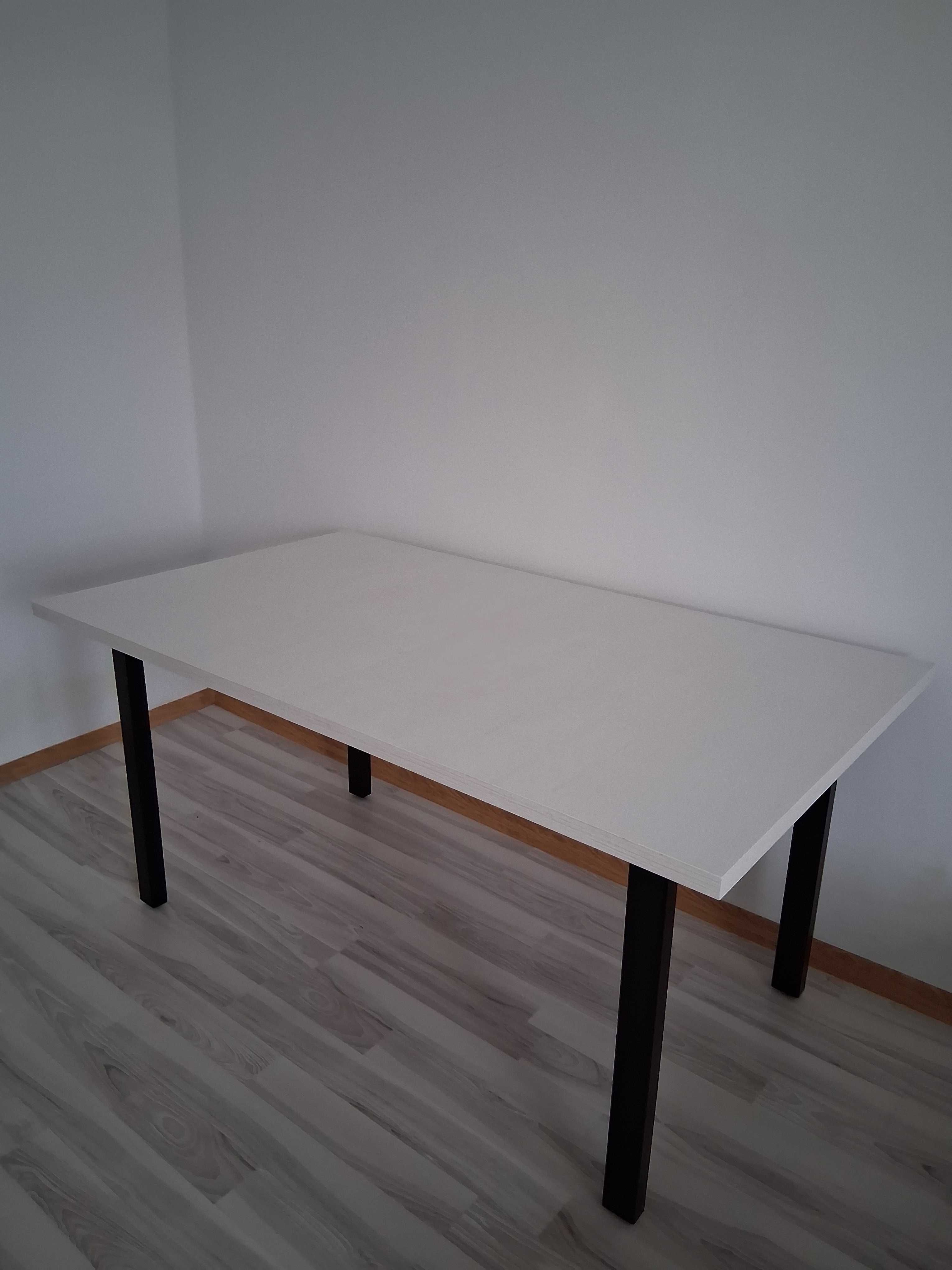 Masă alba extensibila la 2 metri,neextinsa are 1.60metri.