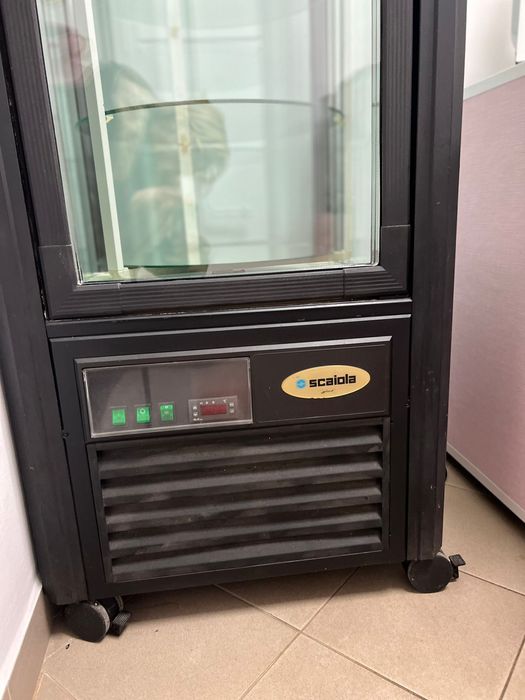 Vand vitrina verticala, hota si plita clatite