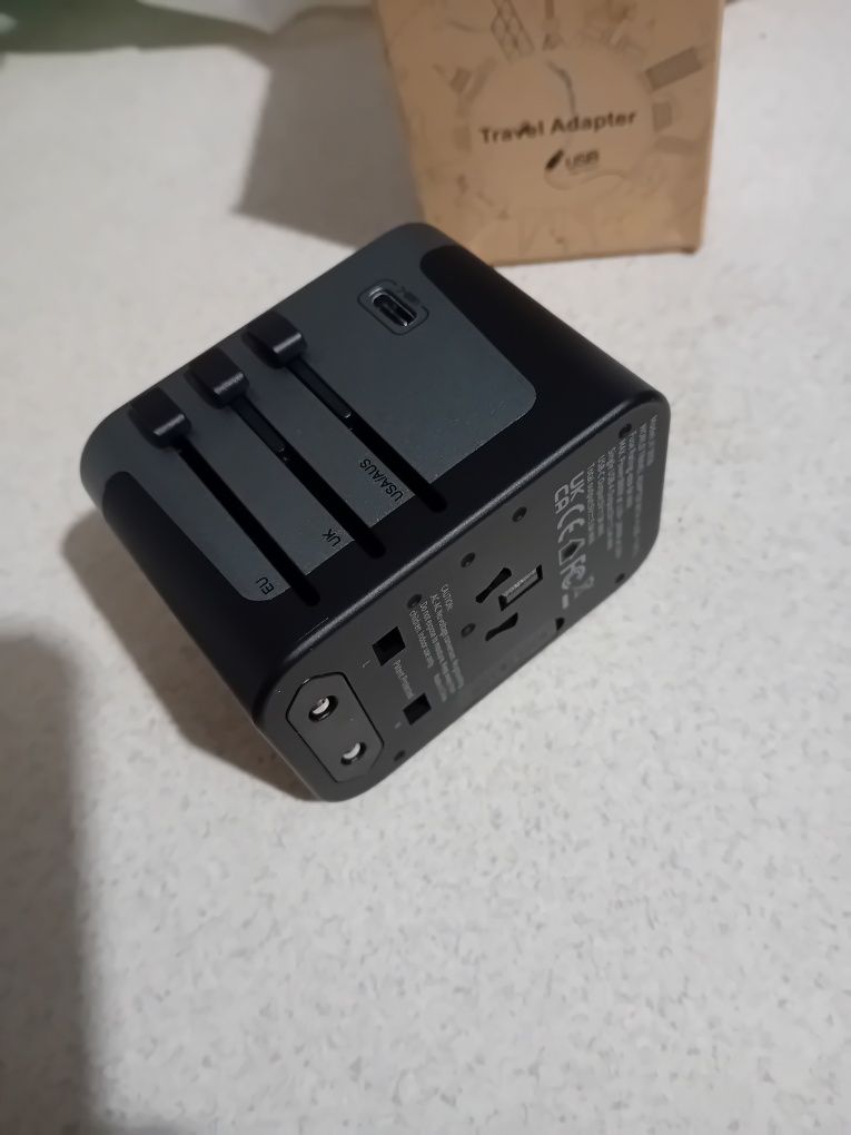 Travel adapter, Зарядно 4 x USB-A, 1 x USB-C