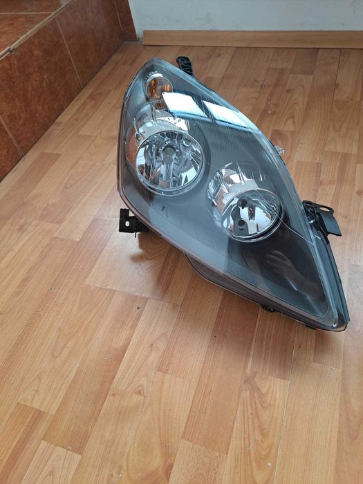 Far stanga/dreapta Opel Zafira B an 2005-2007 , faruri noi