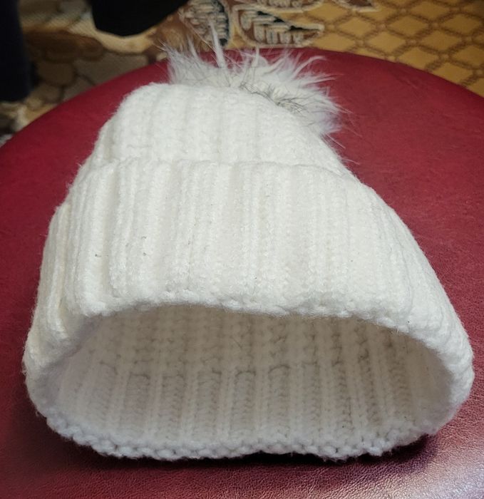 Vând căciuli călduroase