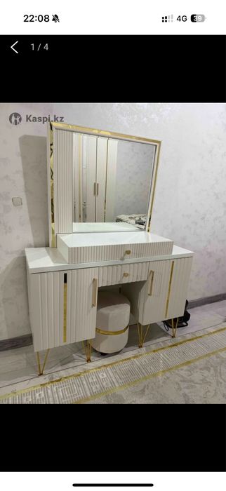 Туалетный стол с зеркалом
