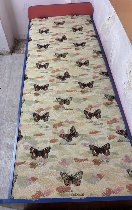 Кровать, рабочий стол 2 штуки