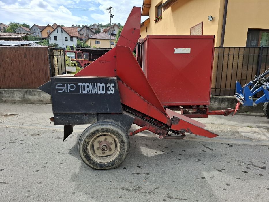 Vând culegatoare porumb