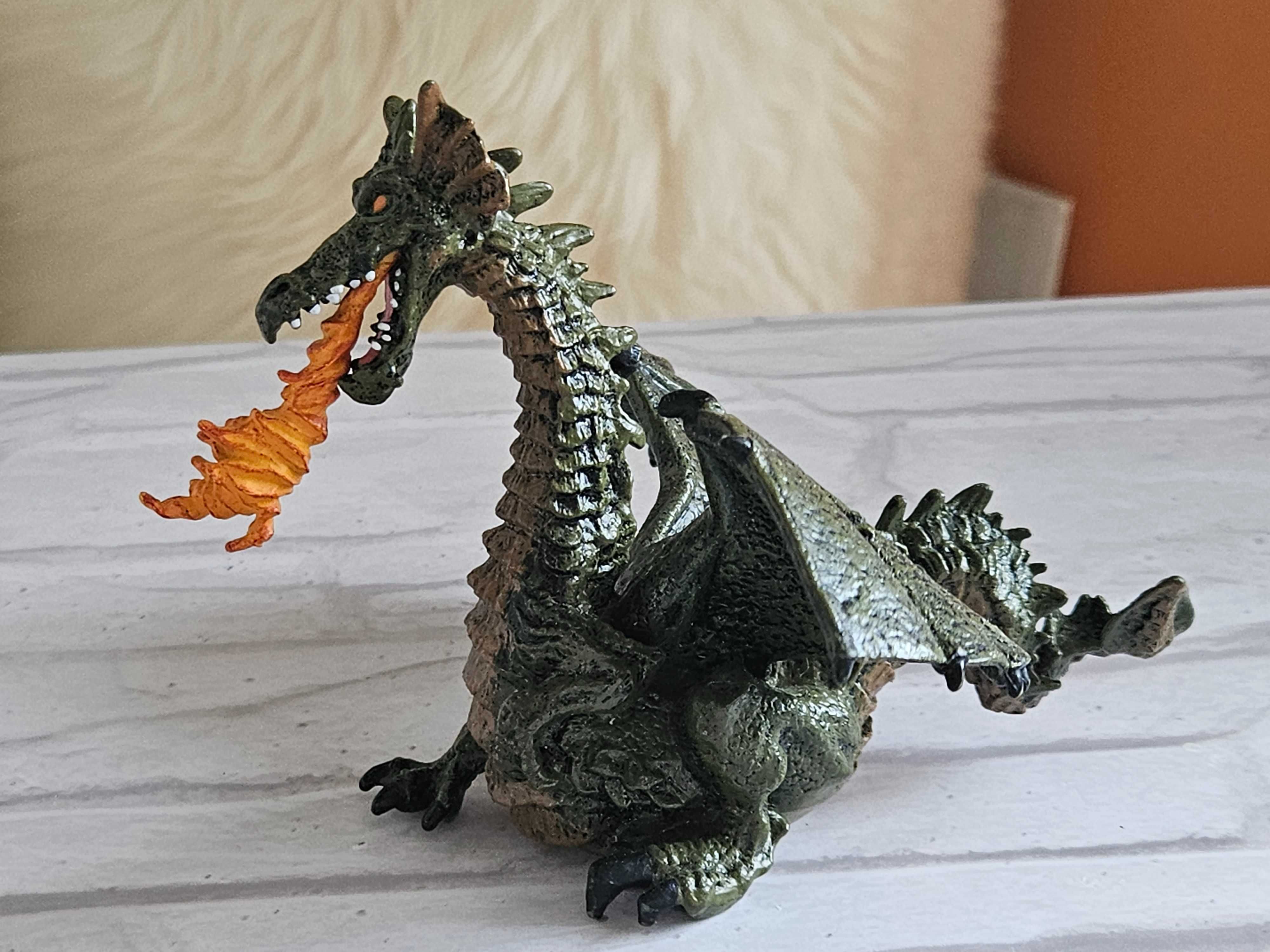 Figurina dragon verde care sufla foc de la Papo