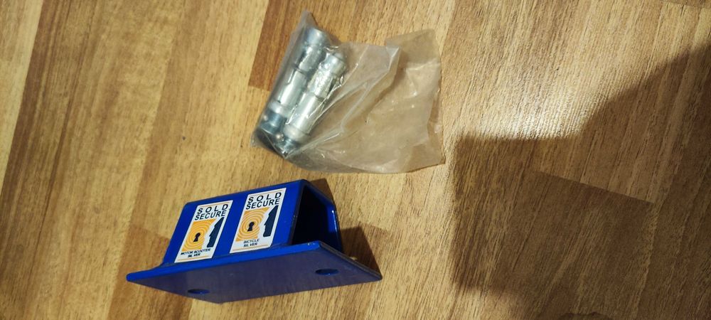 Планка за закрепване към земята за заключване на мотоциклет.