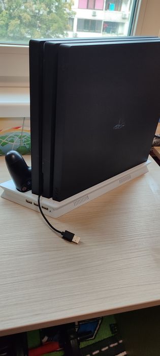 Ps4 pro с три контролера и 6 игри