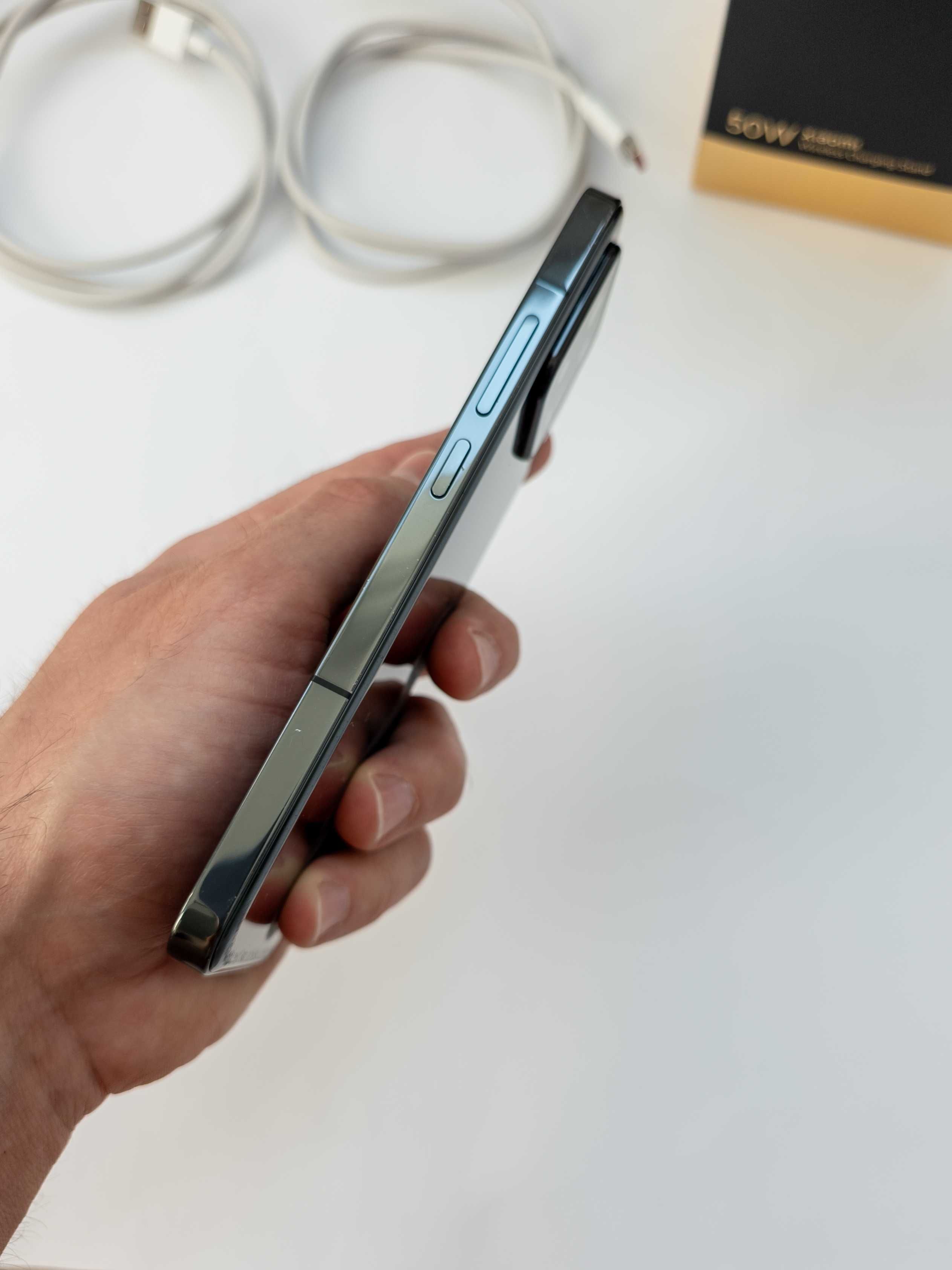 Xiaomi 13 256GB + безжично зарядно 50W + жично зарядно 67W