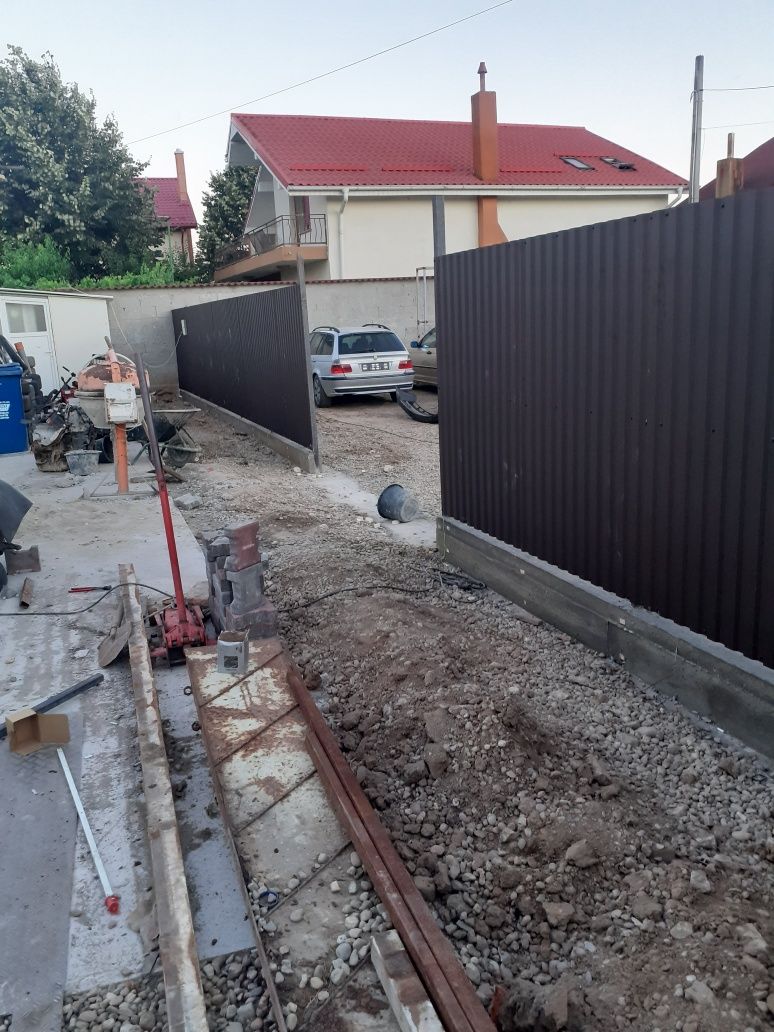 Execut montaj garduri plasa bordurata si tabla