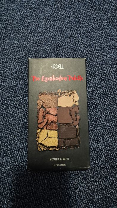 Gloss uri,palete fard si obraji