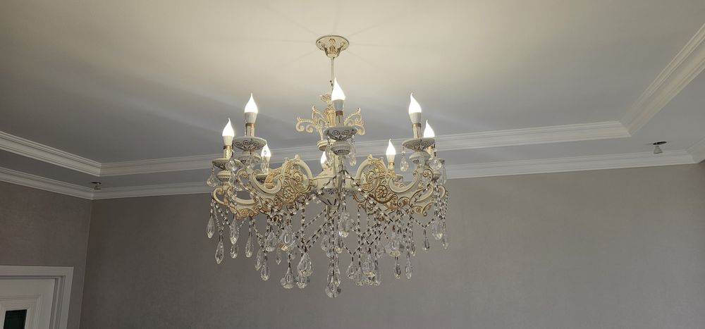 Люстра в отличном состоянии 8 ламп