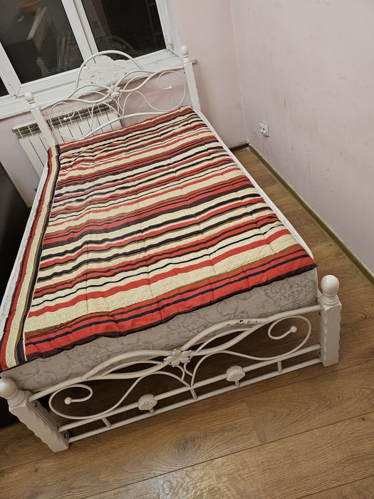 Продам кровать с матрасом