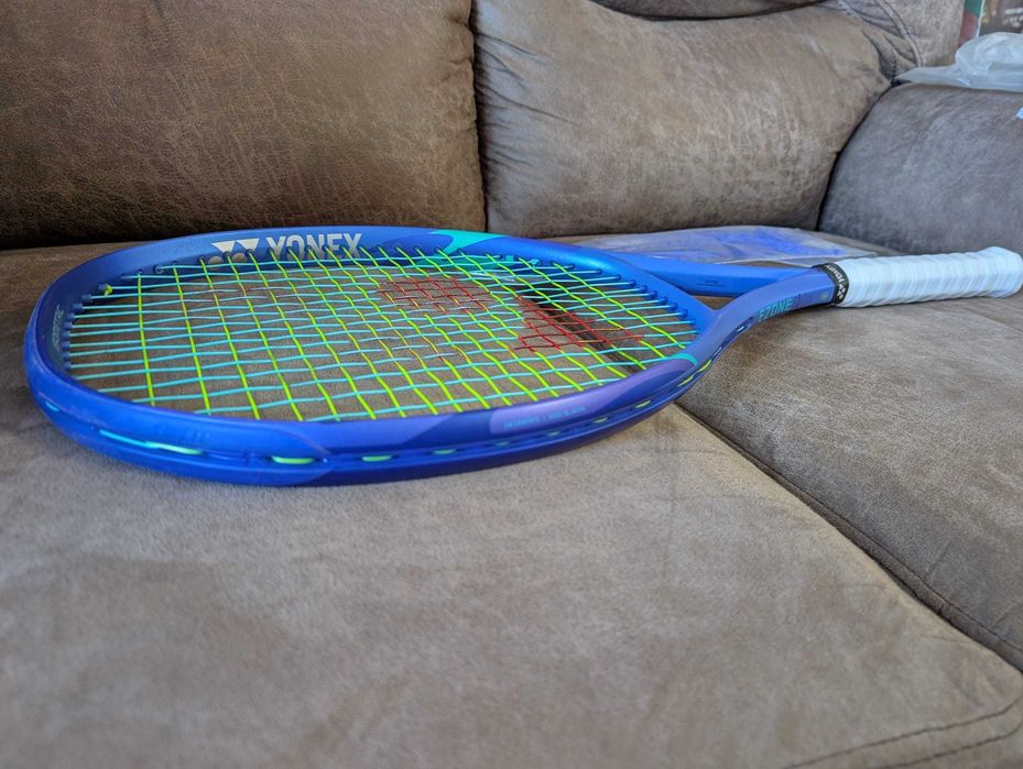 Racheta Yonex Ezone 100  Blast Blue ( 2025 )  300g Grip 2