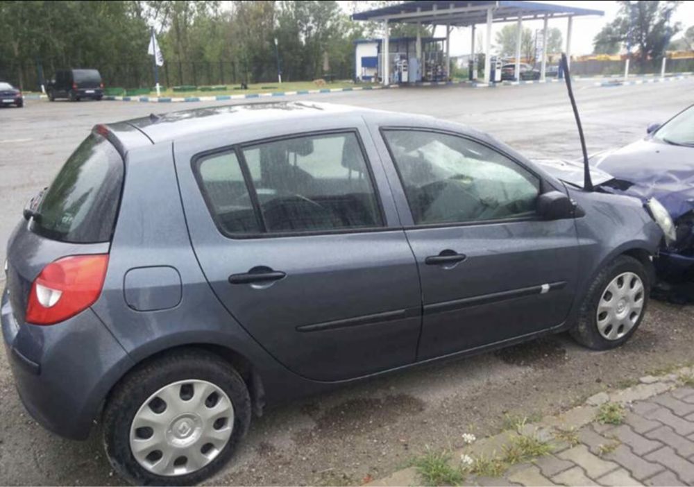 Renault Clio 1.2i на части