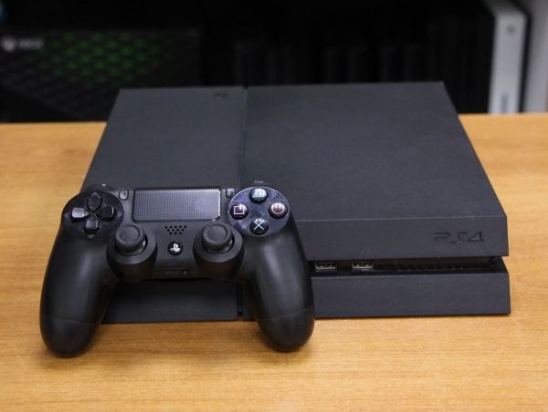 Playstation 4 с играми и 2 джойстиками