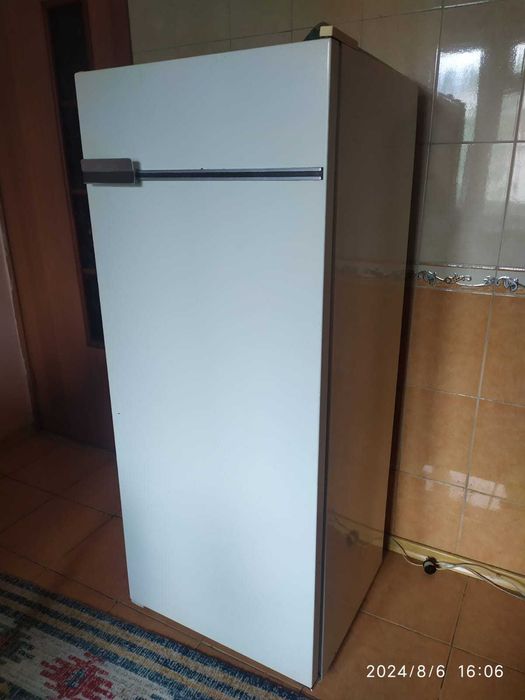 Холодильники, стиральная машина, телевизор, ковер.