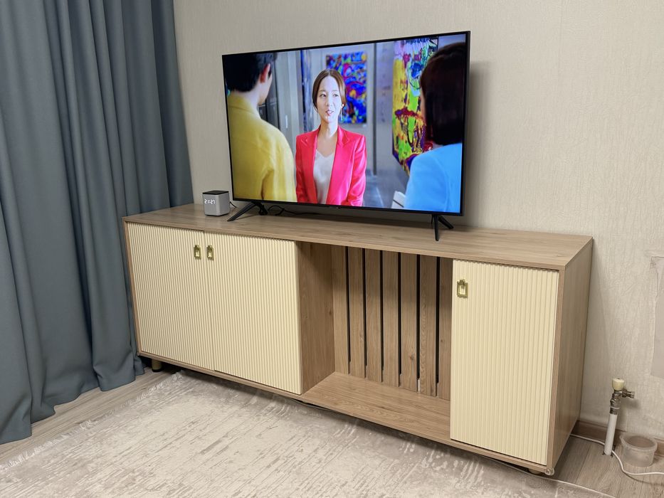 Медиа-тумба в минималистичном стиле с рифлёными фасадами