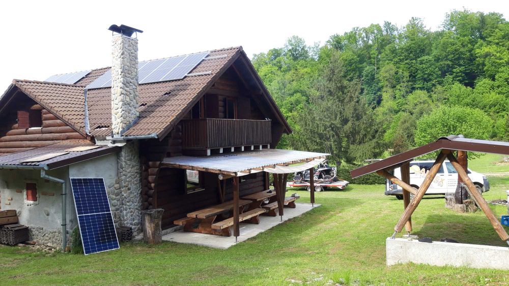 Panouri fotovoltaice, acumulatori, invertoare, montaj
