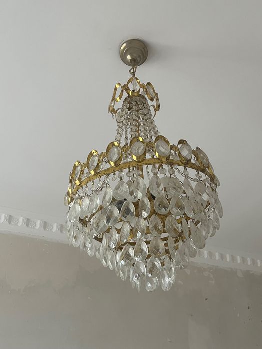 Большая красивая люстра под золото