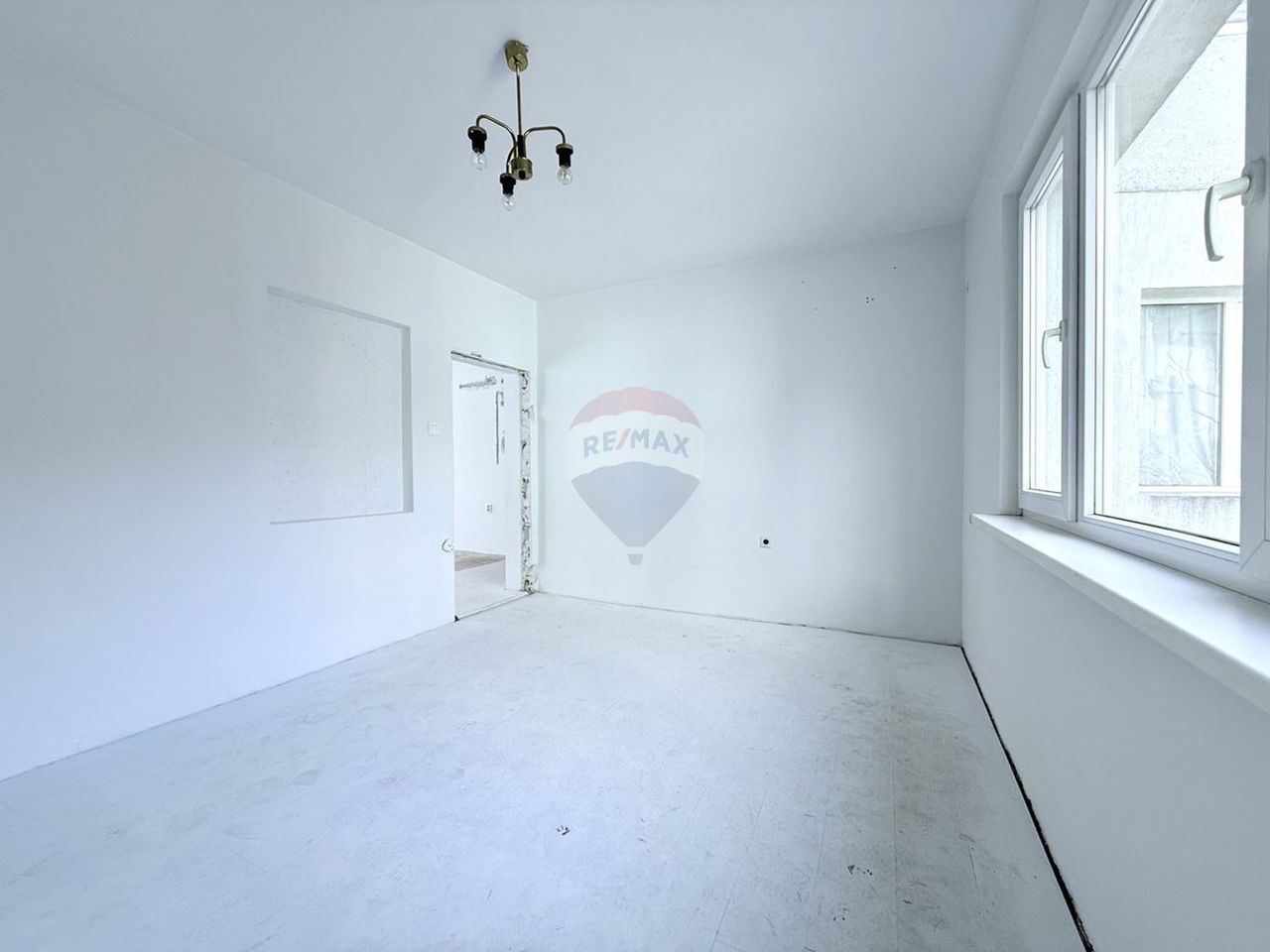 Продава се Тристаен апартамент в Варна, Спортна зала - 75 кв.м за 2374 €/кв.м - Снимка #12