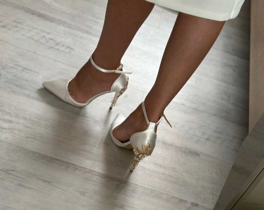 Pantofi de mireasa albi