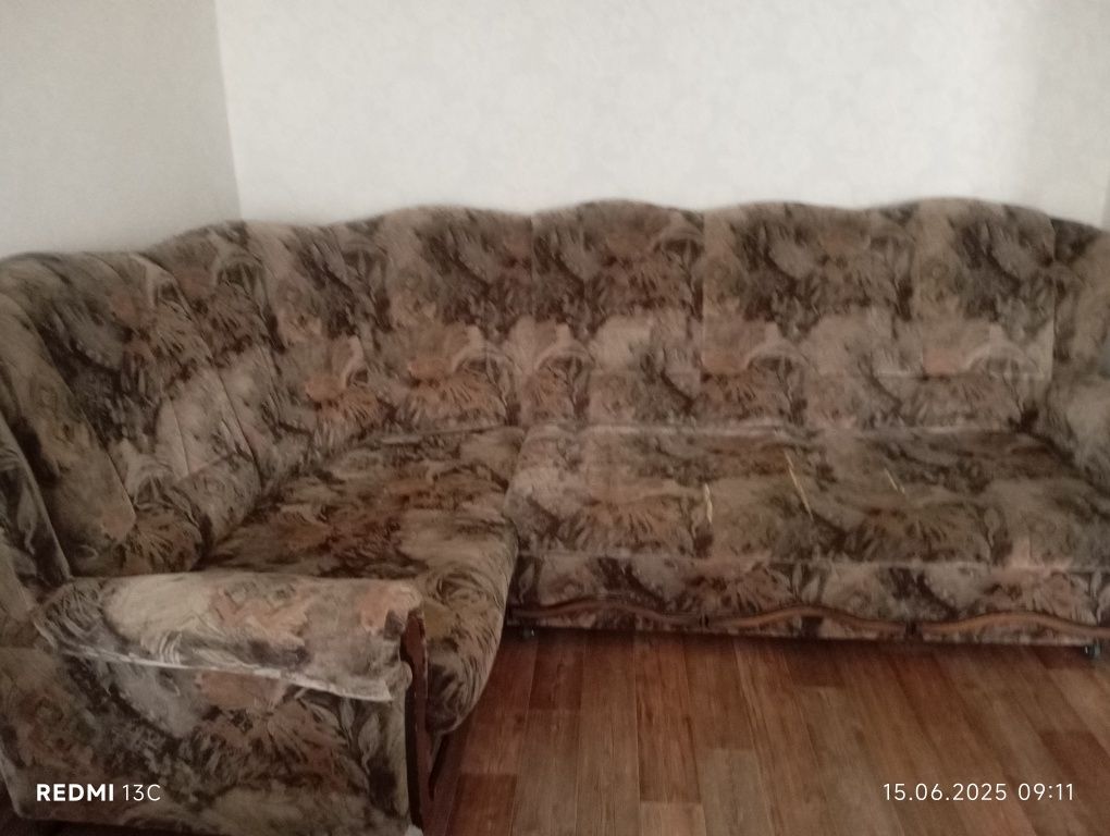 Отдам бесплатно угловой диван и кресло