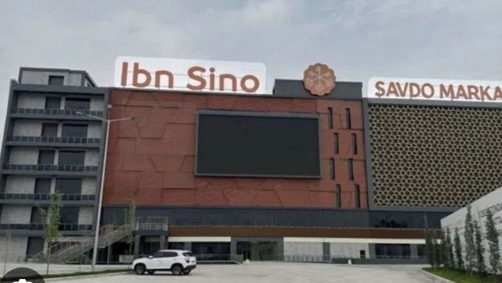 Stroymart - ibn Sino savdo majmuasida kiyim - kechak do’koni sotiladi.