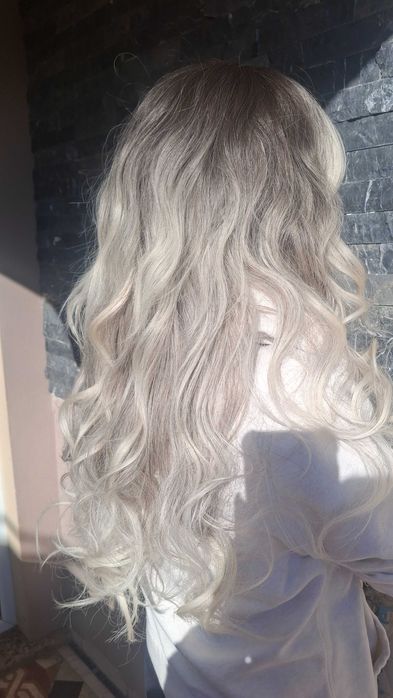 Perucă – blond argintiu ombré, ondulații lejere