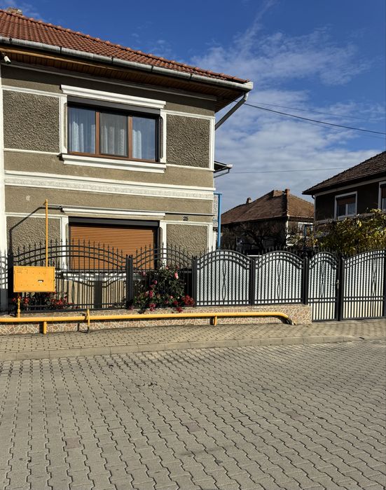 Casă cu etaj, utilată complet