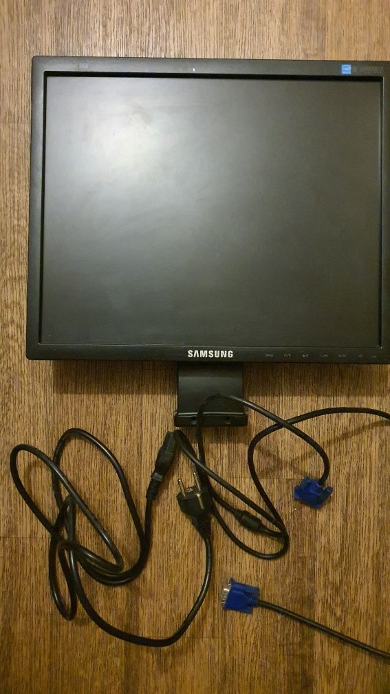 Монитор Samsung 743N