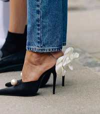 Велурени обувки остри на ток с Бяла сатенена роза и перла