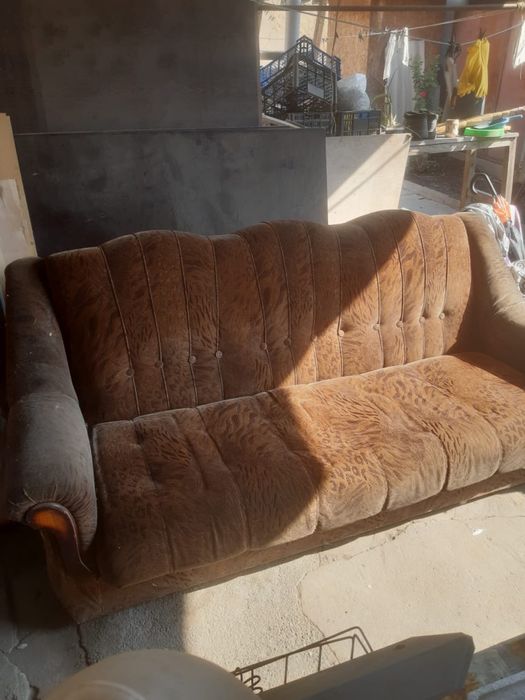 Отдам диван велюровый