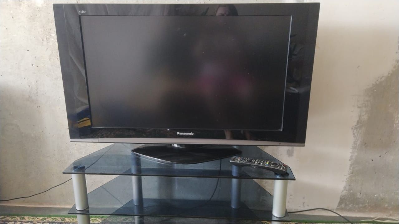 Продам ЖК телевизор Panasonic со стеклянной тумбочкой