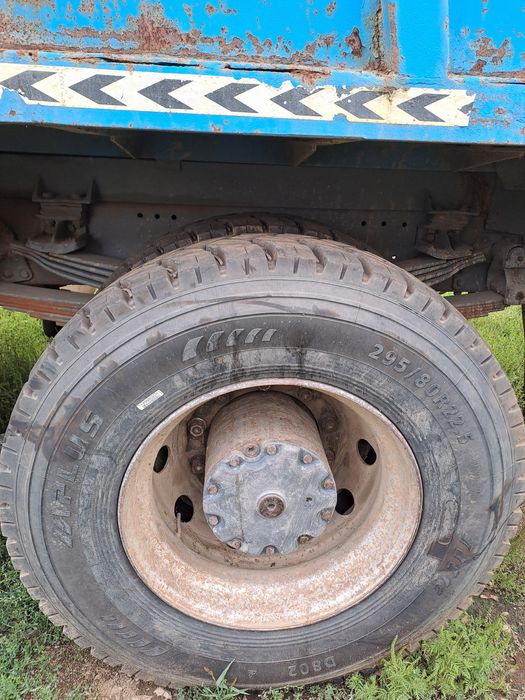 Vând 3 Cauciucuri 1500 bucata