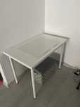 Birou Ikea cu picioare metalice