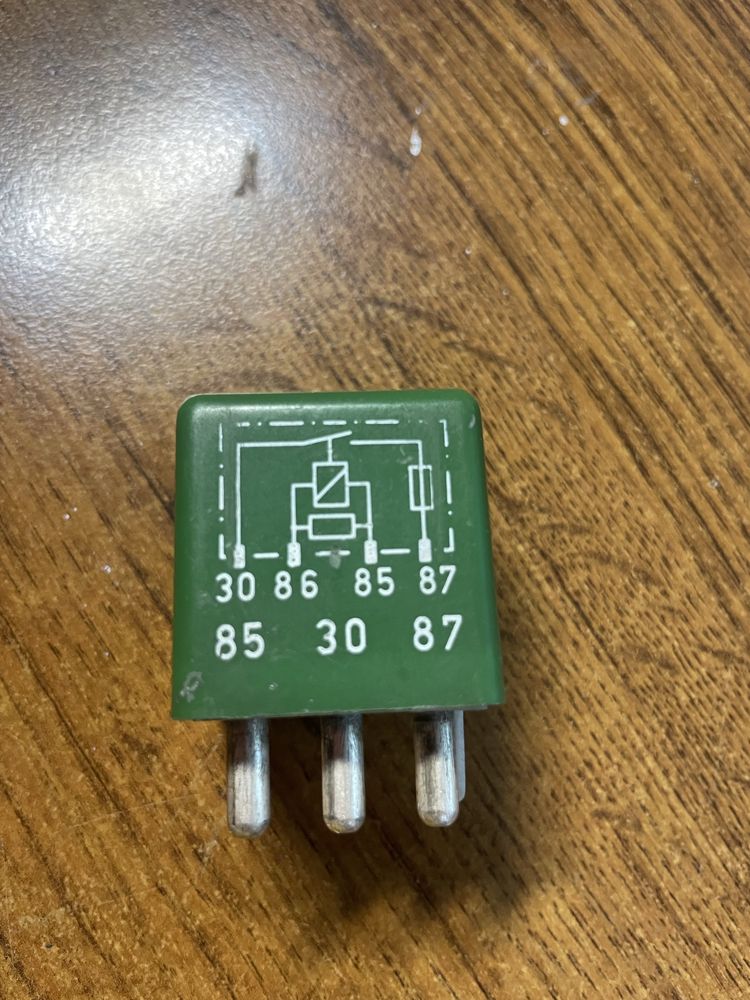привозное реле топливного насоса w124