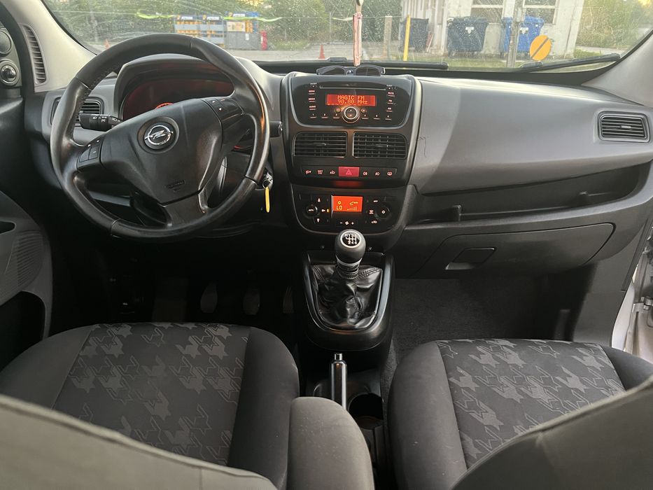 Opel Combo7 locuri , motor 1,6 diesel ,