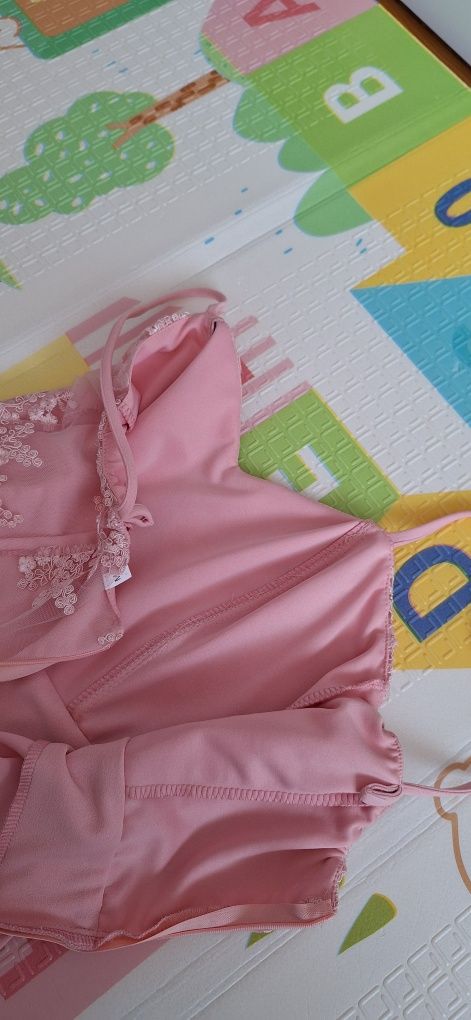 Rochie cu dantelă lungă cu crăpătură pe picior