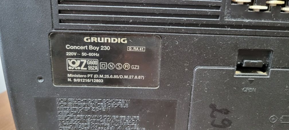 Radio grundig concert boy cu toate benzile radio perfect finctional