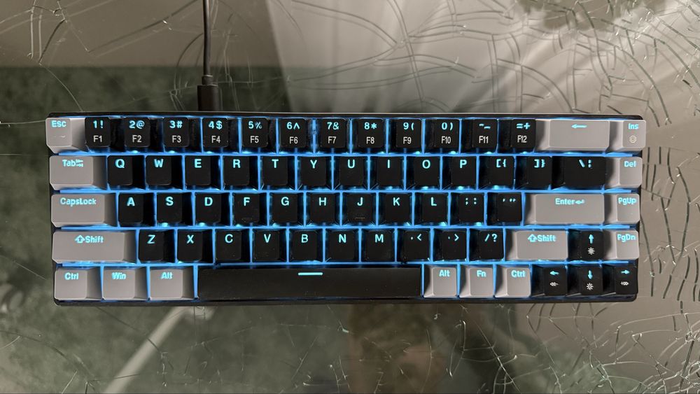 Tastatura Mecanica Gaming Timebox 60%,design negru-gri cu LED-uri RGB.